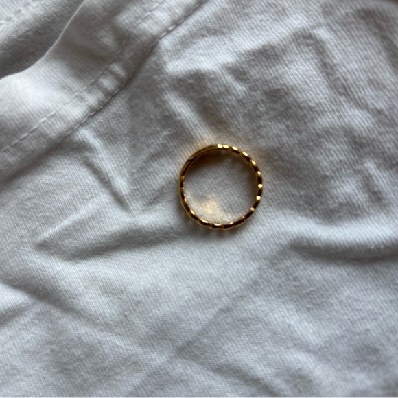 Gold ring - Picture 2 of 3